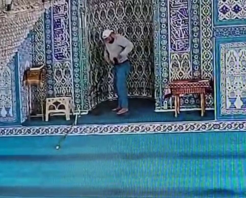 oltali hirsiz camiden mikrofon caldi 1 s8glzJqz