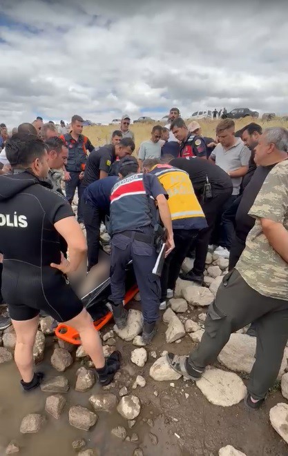 Oltasını düşürdüğü gölette boğularak hayatını kaybetti 4 oltasini dusurdugu golette bogularak hayatini kaybetti 0 2p3OjUGM