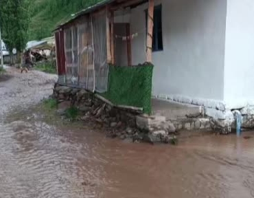 oltuda-saganak-yagis-sele-donustu-ev-ve-bahceleri-su-basti-wvkPYaFA.jpg
