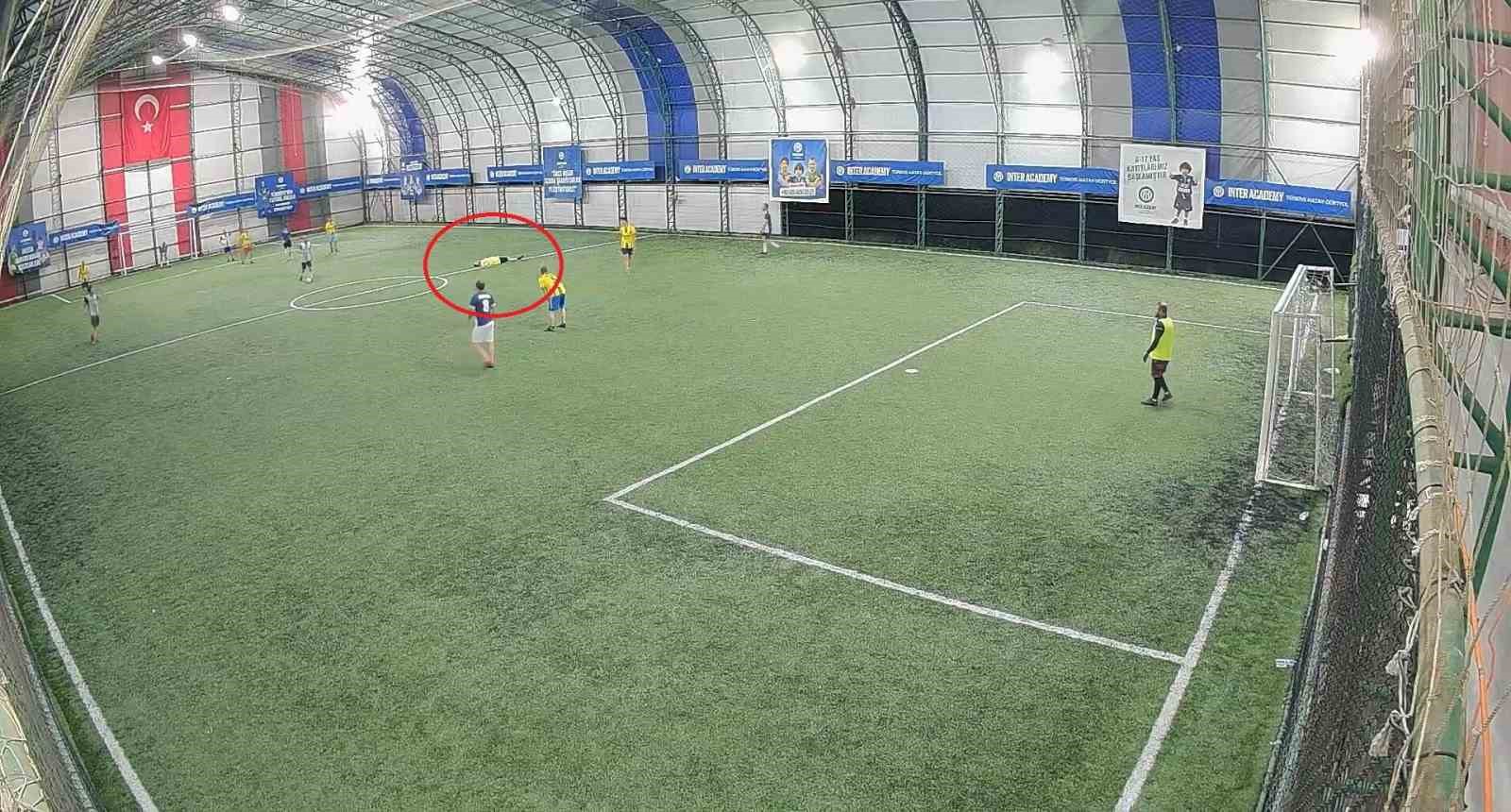 olum hali sahada futbol oynarken yakaladi 0 rnIqH5n1