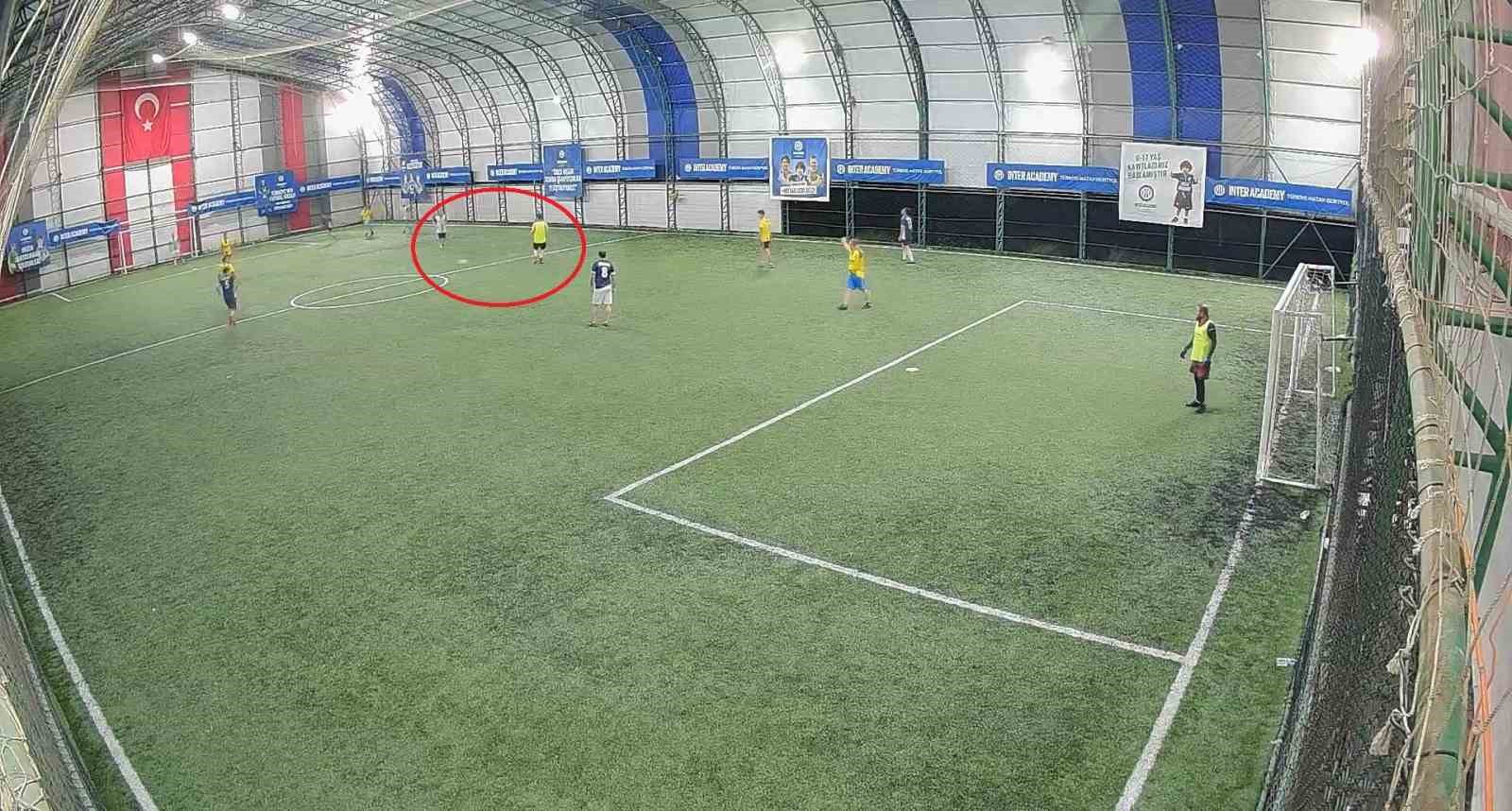 olum hali sahada futbol oynarken yakaladi 1 s9a5RHWf