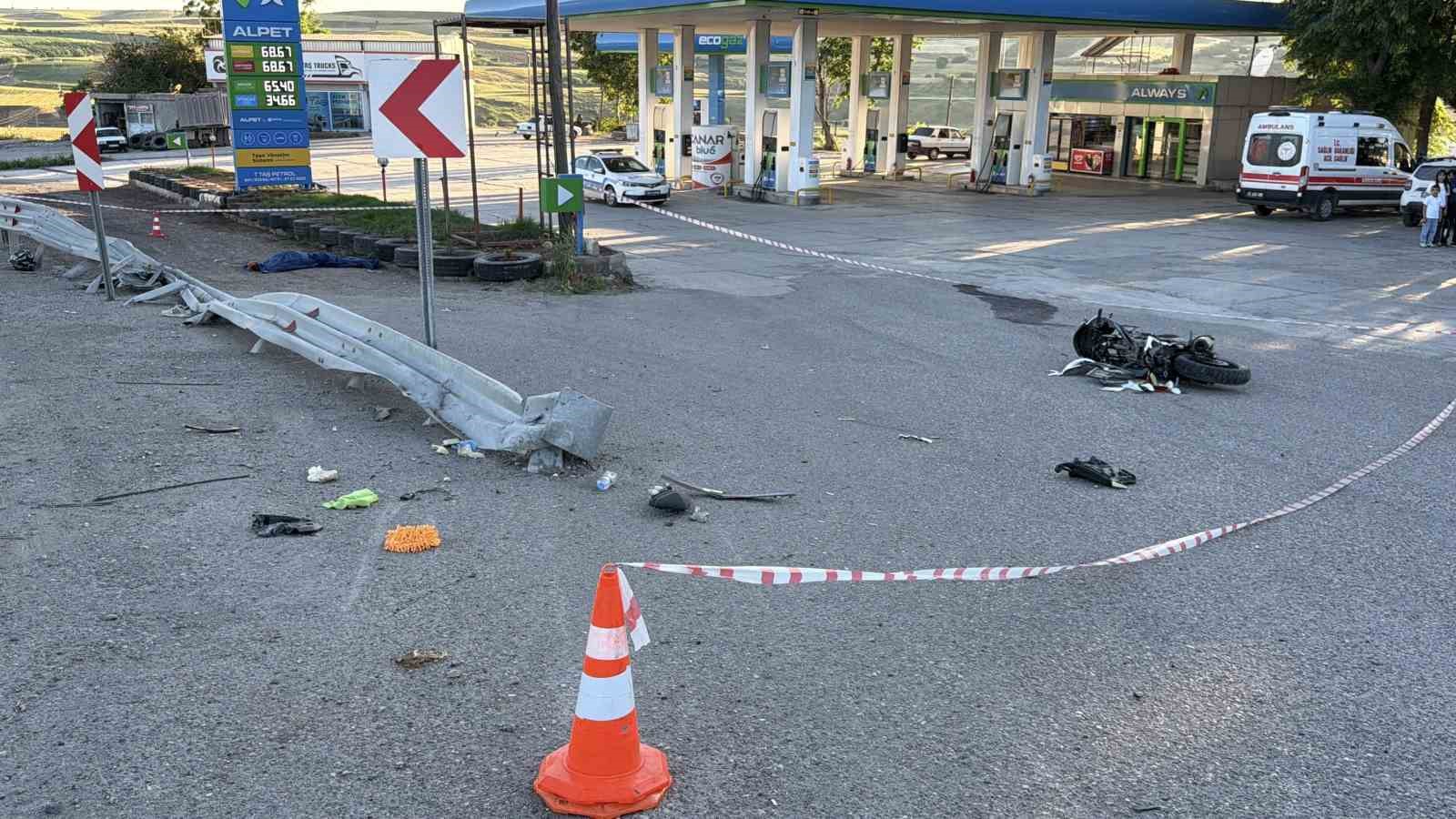 olum virajinda motosiklet takla atti 1 olu 5
