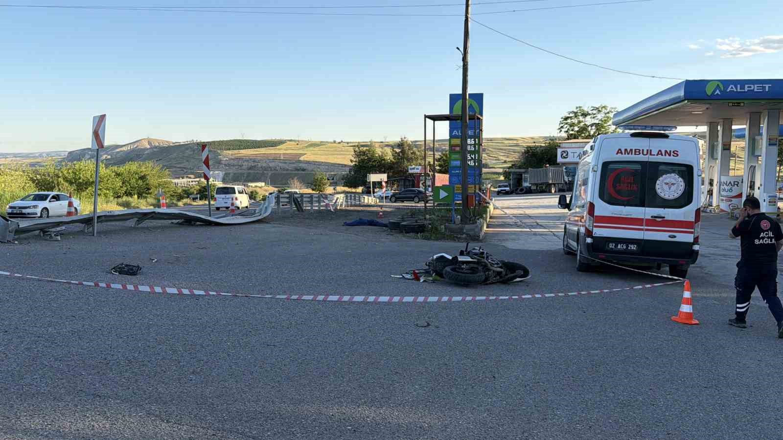 olum virajinda motosiklet takla atti 1 olu 6 mbyMhr38