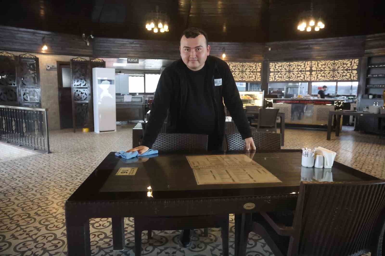 ‘Ölüyorum’ diye bağıran müşteriyi, garsonun heimclich manevrası hayata tutundurdu 7 oluyorum diye bagiran musteriyi garsonun heimclich manevrasi hayata tutundurdu 3 wATumYzC