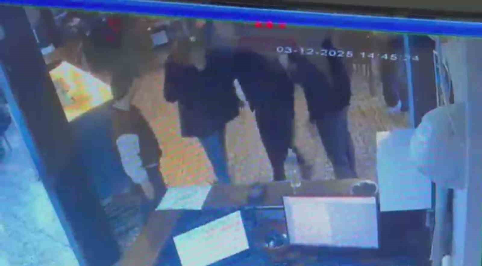 ‘Ölüyorum’ diye bağıran müşteriyi, garsonun heimclich manevrası hayata tutundurdu 8 oluyorum diye bagiran musteriyi garsonun heimclich manevrasi hayata tutundurdu 4 sGTWVLnF