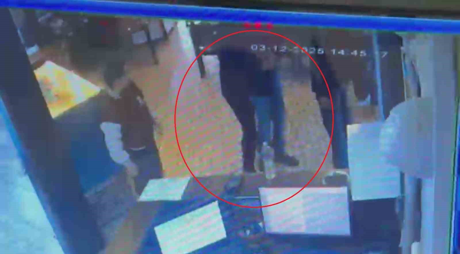 ‘Ölüyorum’ diye bağıran müşteriyi, garsonun heimclich manevrası hayata tutundurdu 9 oluyorum diye bagiran musteriyi garsonun heimclich manevrasi hayata tutundurdu 5 lPYnUgYd