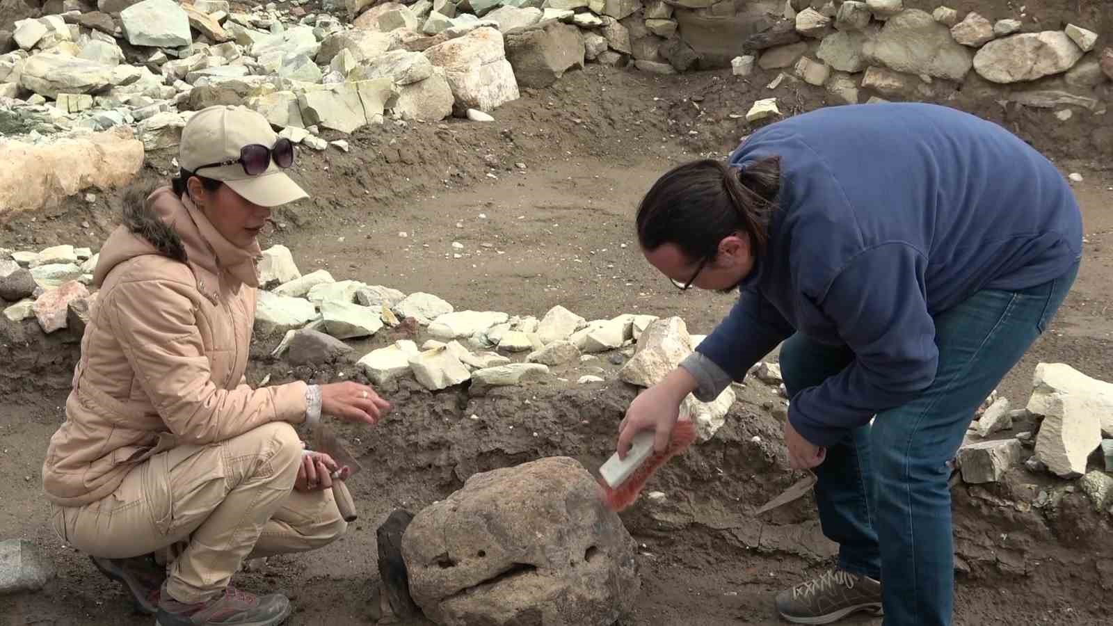 oluz hoyukte fenikelilerin izine rastlandi insan basli cam boncuklar ve kupten bebek mezarlari bulundu 5ZkaLuC9