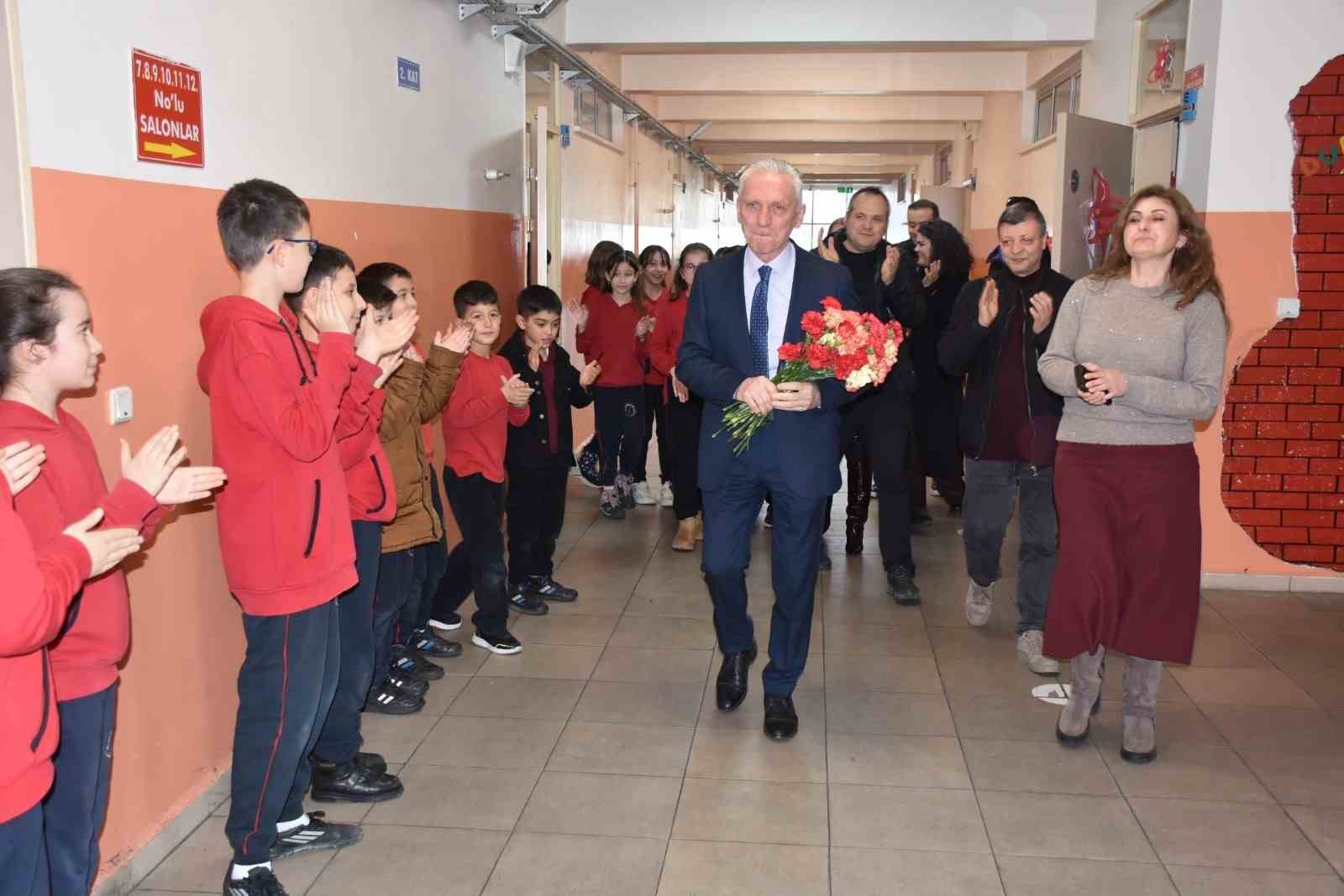 omrunun 46 yilini ogrencilerine adadi emekli olan ogretmene duygusal veda 0 jA6WcYd2