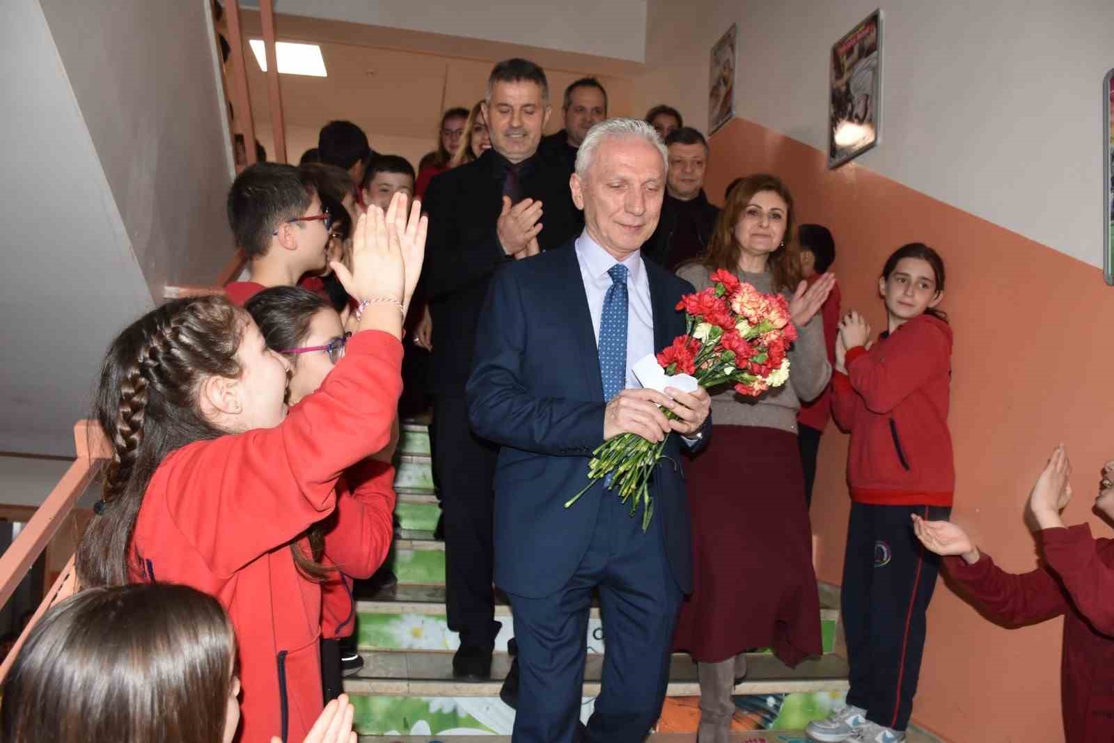 omrunun 46 yilini ogrencilerine adadi emekli olan ogretmene duygusal veda 1 AvFCNFVZ