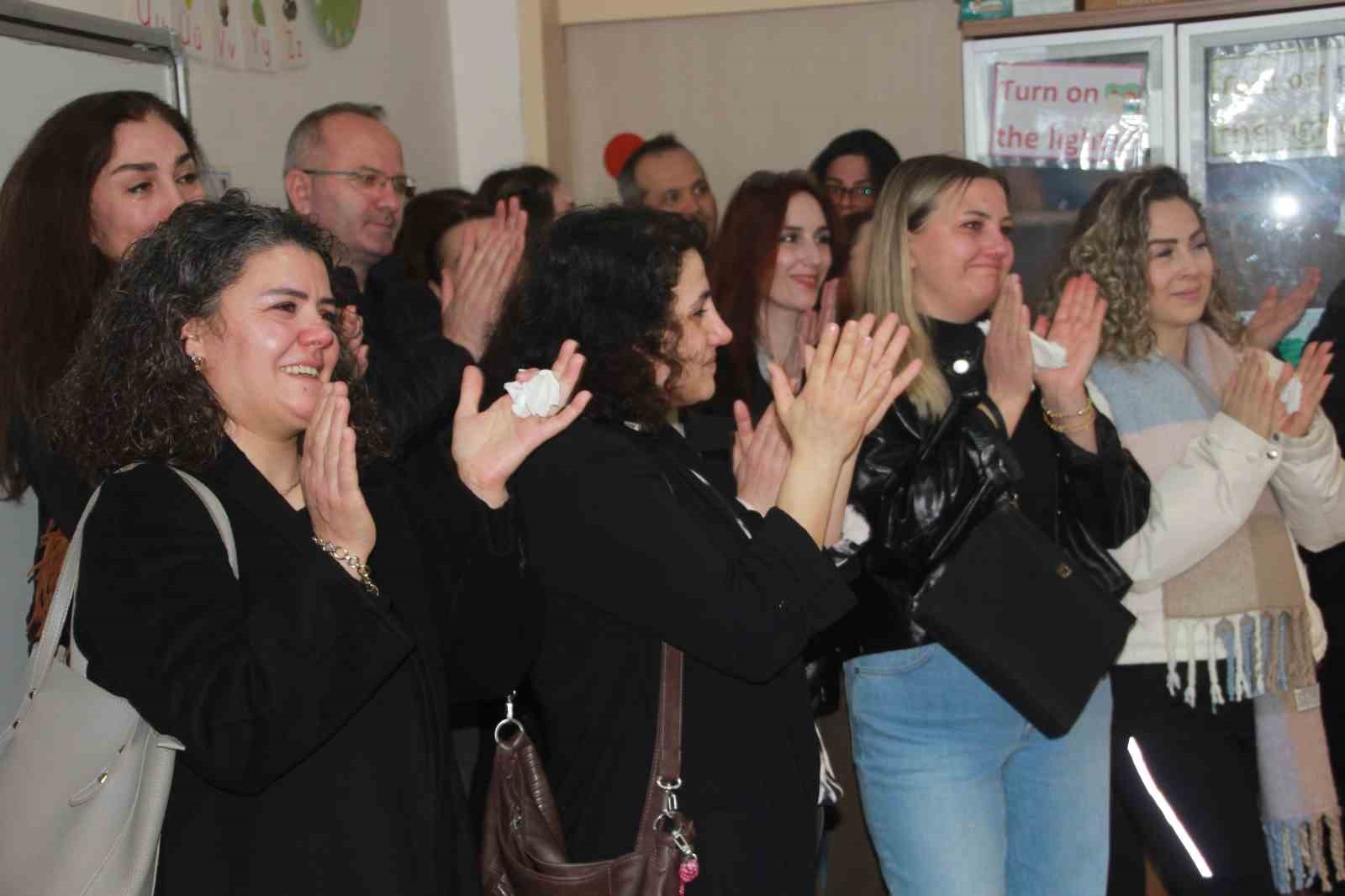 omrunun 46 yilini ogrencilerine adadi emekli olan ogretmene duygusal veda 4 AaGUu4Rz