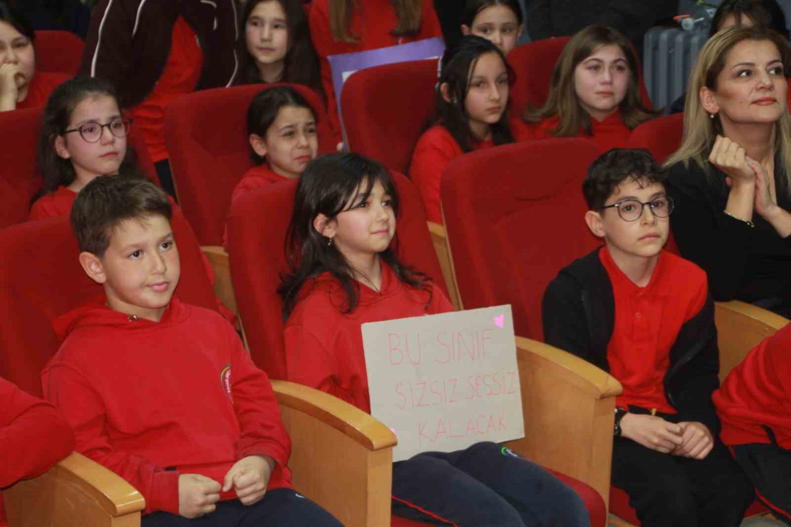 omrunun 46 yilini ogrencilerine adadi emekli olan ogretmene duygusal veda 5 fVeJjNJB