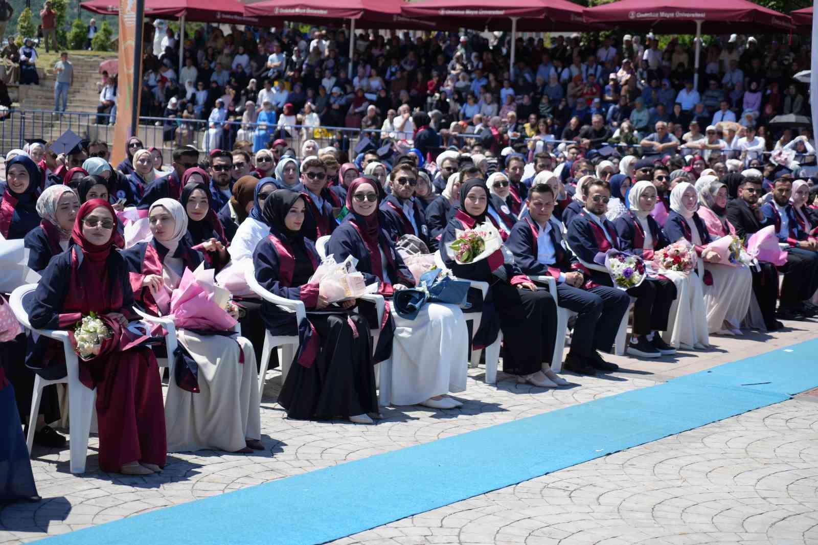 OMÜ İlahiyat Fakültesi’nde mezuniyet heyecanı 4 omu ilahiyat fakultesinde mezuniyet heyecani 0 dp6bHmBX