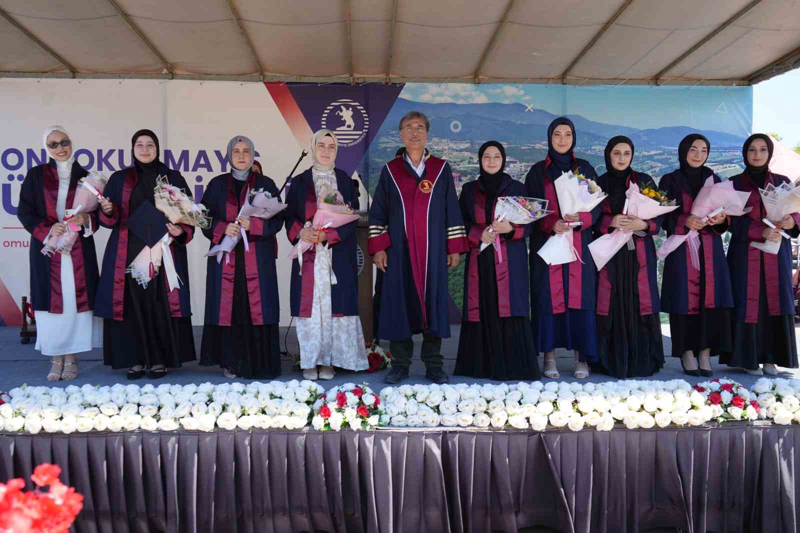 OMÜ İlahiyat Fakültesi’nde mezuniyet heyecanı 6 omu ilahiyat fakultesinde mezuniyet heyecani 2 jY9iifah