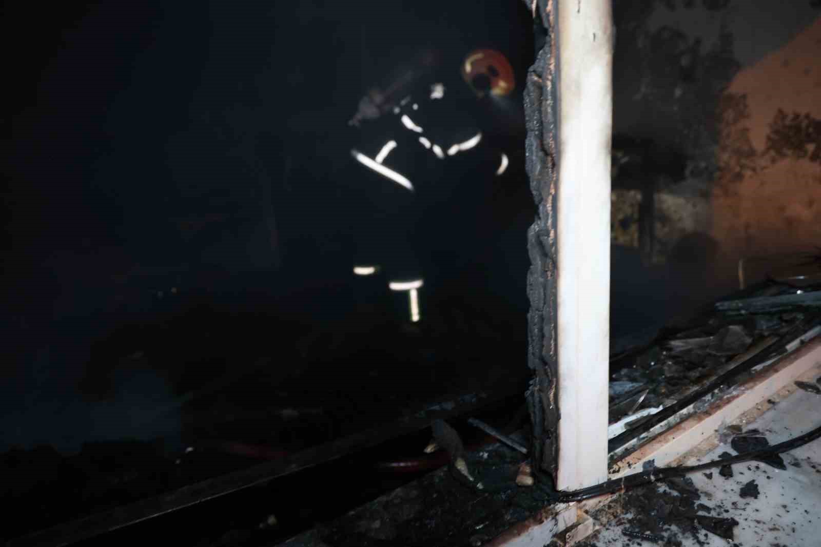Önce ağabeyini bıçakla kovaladı, sonra evi ateşe verdi 4 once agabeyini bicakla kovaladi sonra evi atese verdi 0 pUf7asyH