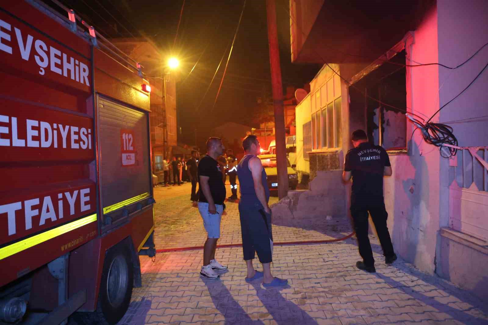 Önce ağabeyini bıçakla kovaladı, sonra evi ateşe verdi 5 once agabeyini bicakla kovaladi sonra evi atese verdi 1 1zBOd7T1