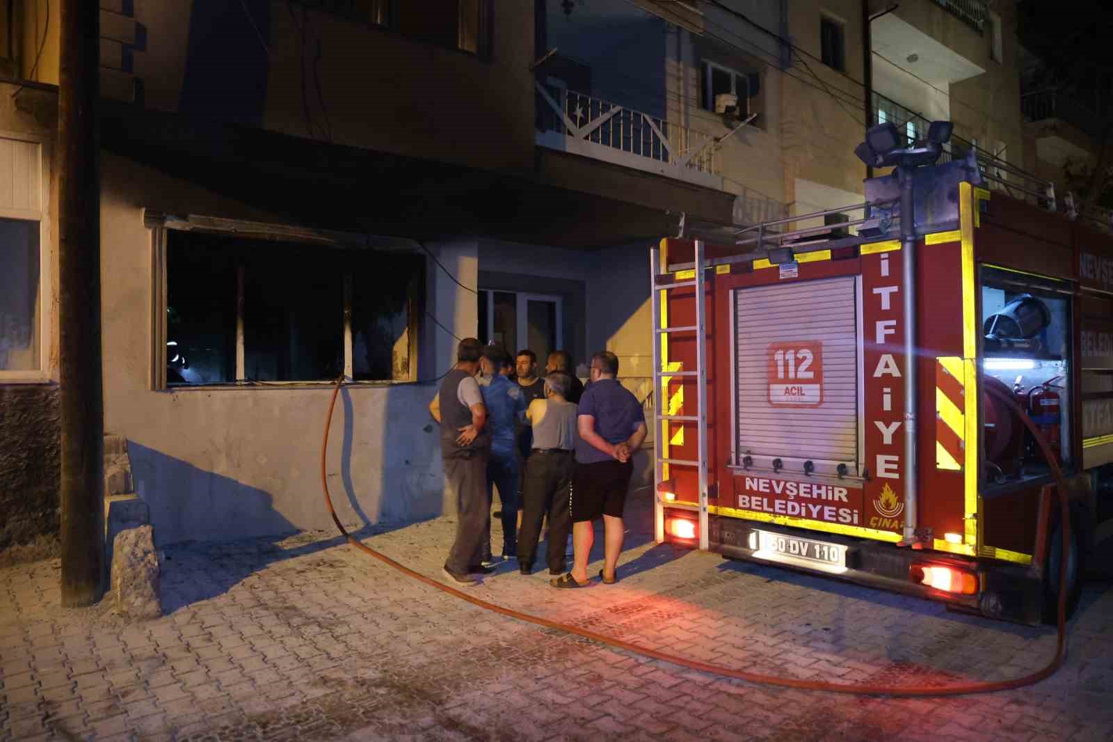 Önce ağabeyini bıçakla kovaladı, sonra evi ateşe verdi 6 once agabeyini bicakla kovaladi sonra evi atese verdi 2 423lWSUW