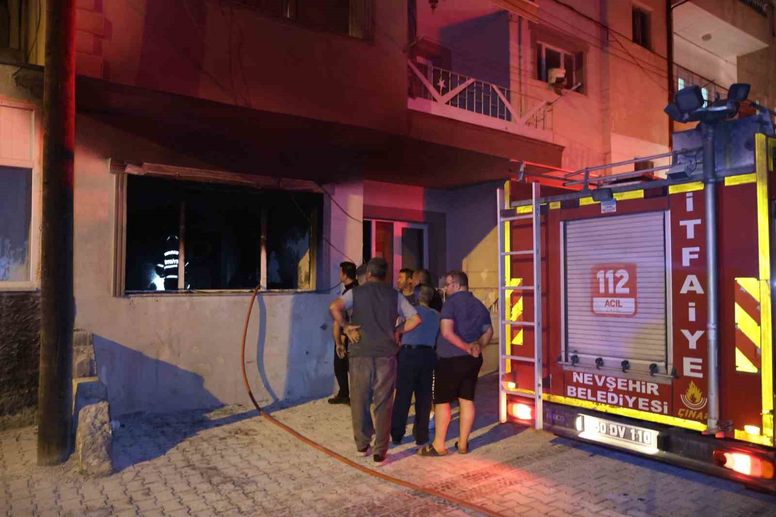 Önce ağabeyini bıçakla kovaladı, sonra evi ateşe verdi 7 once agabeyini bicakla kovaladi sonra evi atese verdi 3 5LeCiC4N
