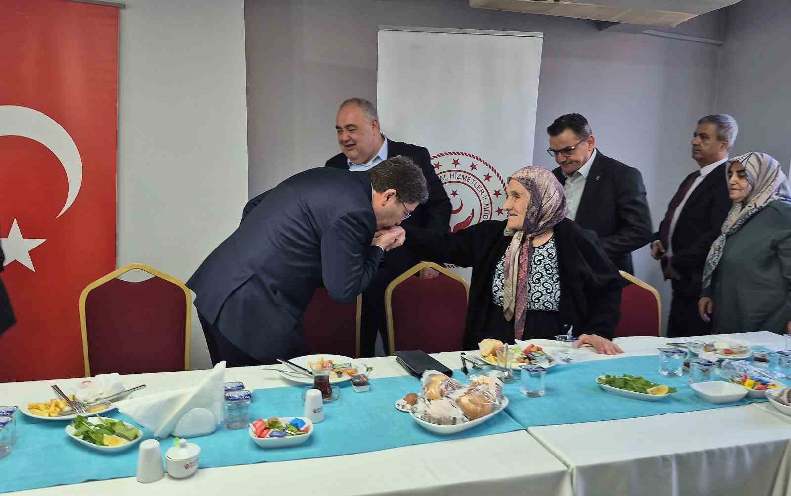 once annesinin mezarini ziyaret etti sonra sehit anneleri ile bulustu 1 cjjQOT9R