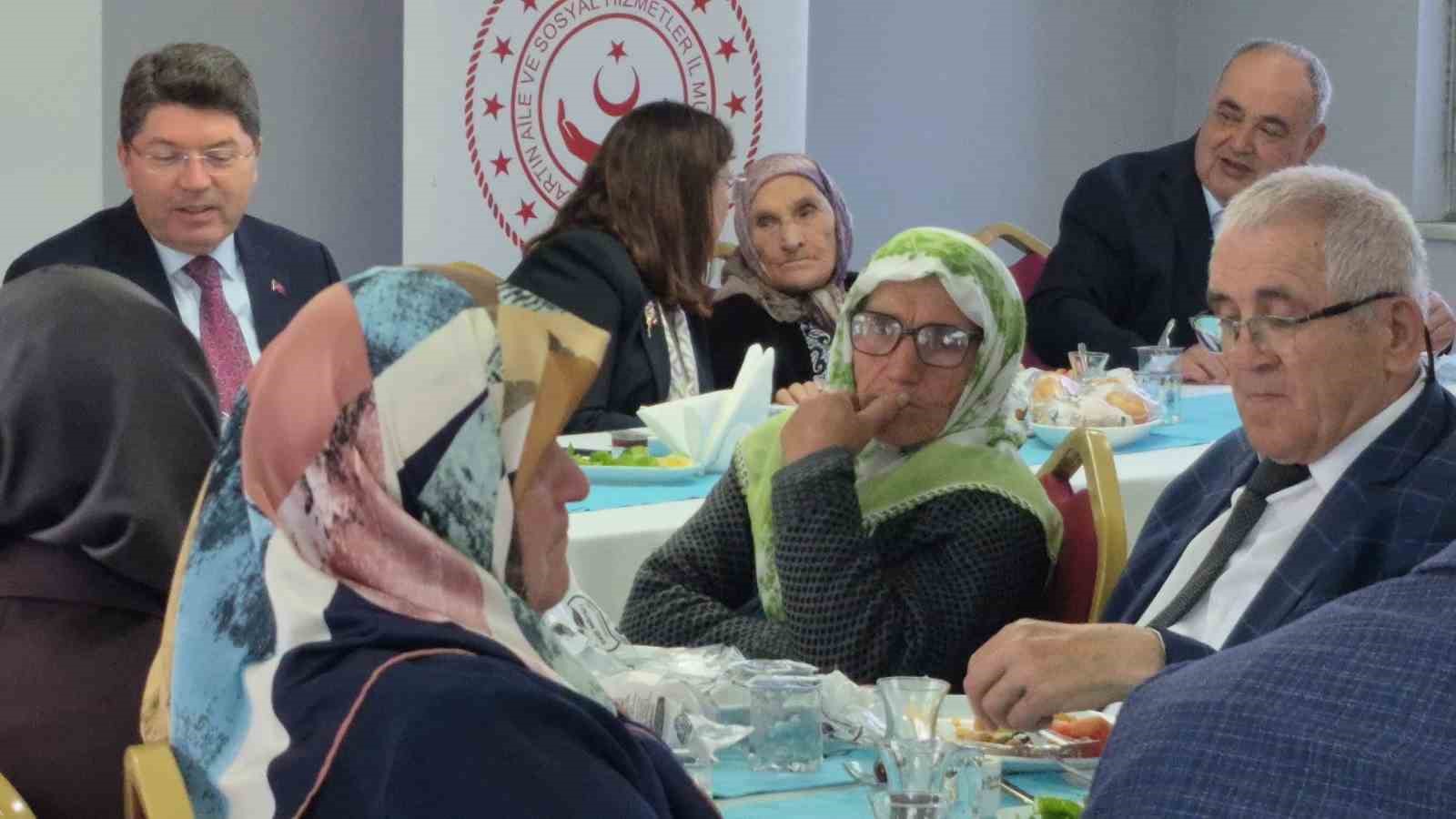 once annesinin mezarini ziyaret etti sonra sehit anneleri ile bulustu 2 hPkhj8Ym