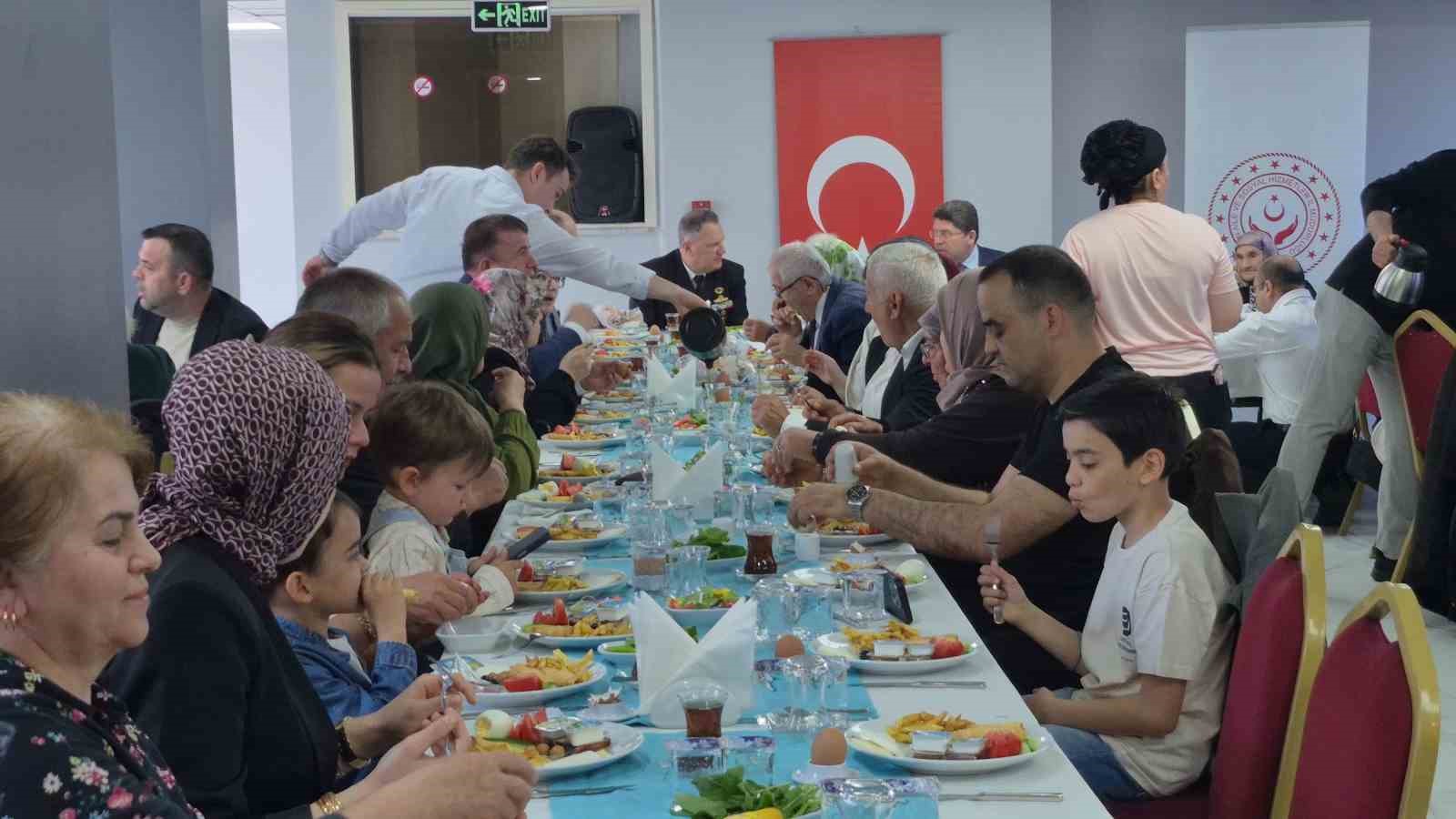 once annesinin mezarini ziyaret etti sonra sehit anneleri ile bulustu 3 BzVwELYj