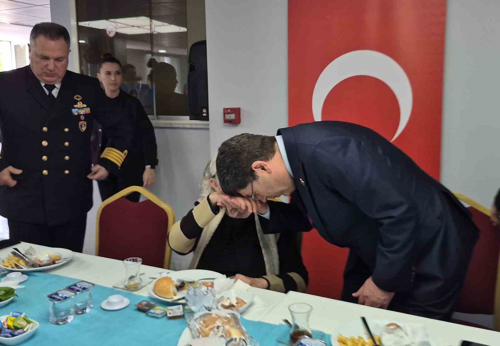 once annesinin mezarini ziyaret etti sonra sehit anneleri ile bulustu 4 rhcb13NO