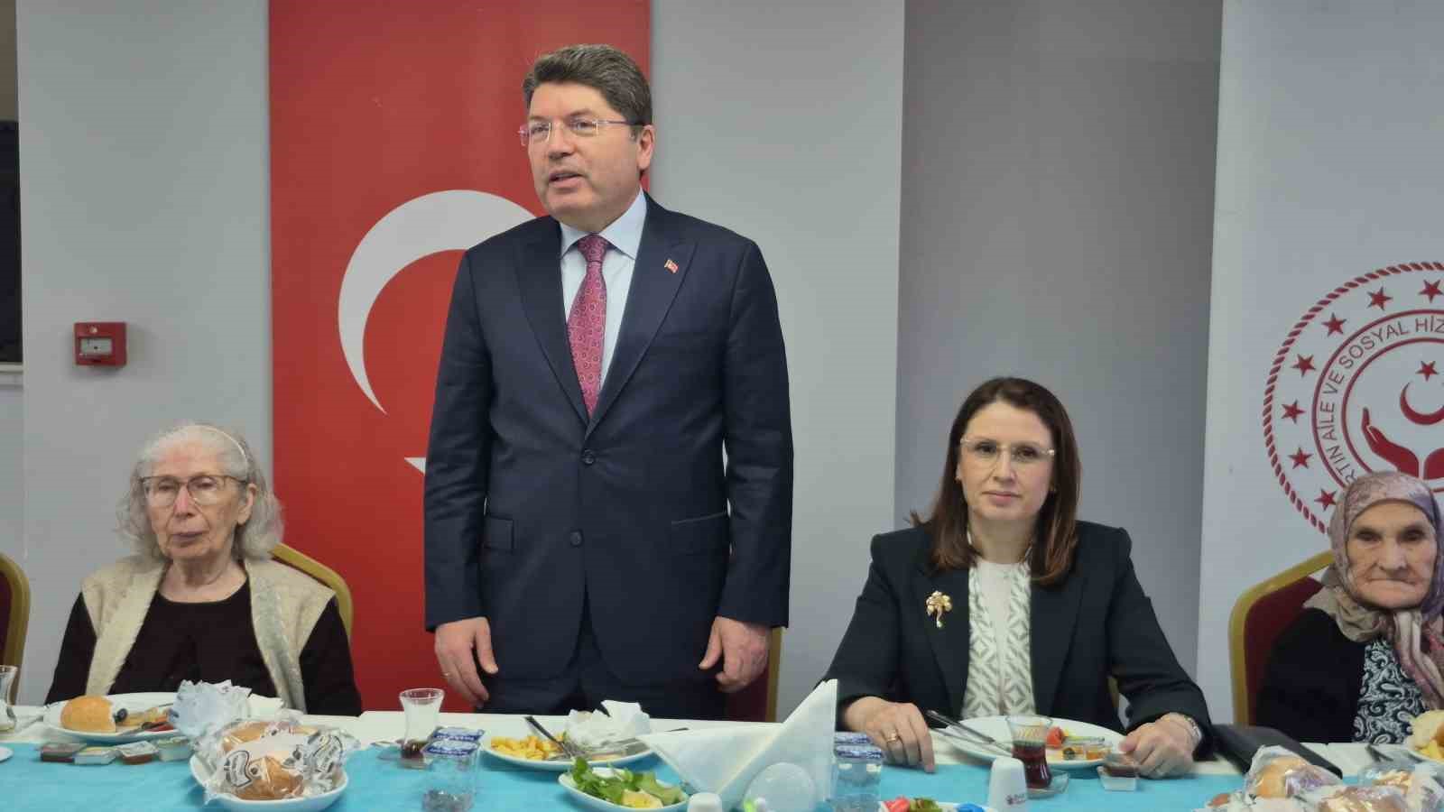 once annesinin mezarini ziyaret etti sonra sehit anneleri ile bulustu 5 HztTiMqT