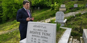 once-annesinin-mezarini-ziyaret-etti-sonra-sehit-anneleri-ile-bulustu-tyCSAXFF.jpg