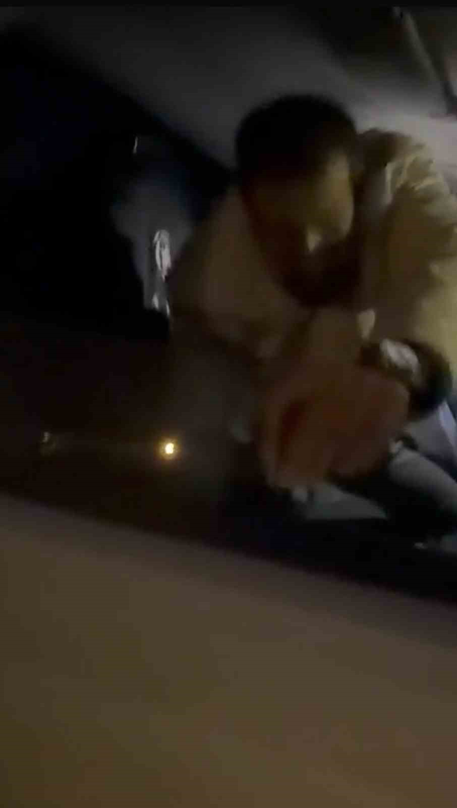once araca saldirdi ardindan aractakileri bicakladi o anlar kamerada 1 RYZqEMzF