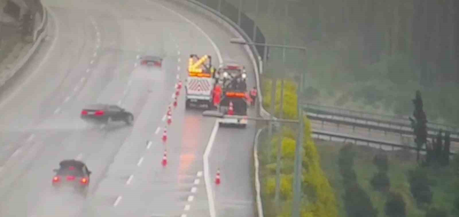 once bariyere ardindan otoyol calisanlarina carpti o anlar kamerada 0 H3X2rNYu
