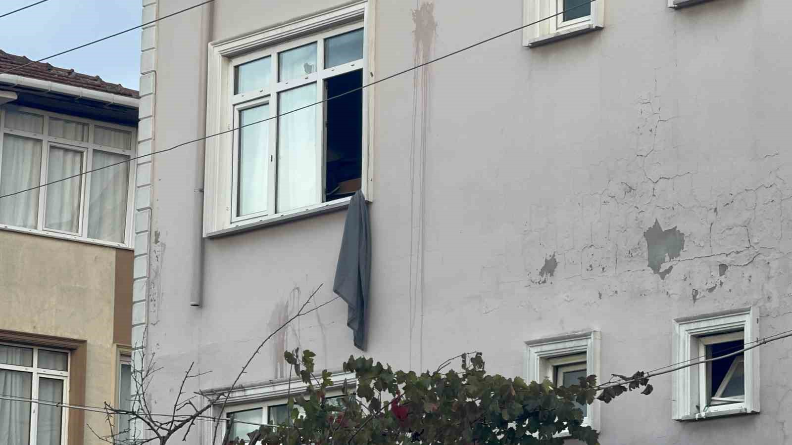 once bicak cekti sonra binayi yakti isciler alevlerden carsaf baglayarak kurtuldu 1 r91UQbiN