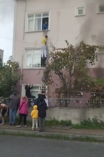 once bicak cekti sonra binayi yakti isciler alevlerden carsaf baglayarak kurtuldu 6 4gqNRpDh