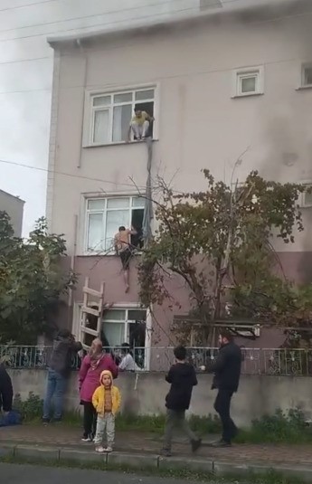 once bicak cekti sonra binayi yakti isciler alevlerden carsaf baglayarak kurtuldu 7 dKeej5dj