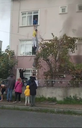 once bicak cekti sonra binayi yakti isciler alevlerden carsaf baglayarak kurtuldu 8 NIuapIDG