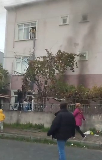 once bicak cekti sonra binayi yakti isciler alevlerden carsaf baglayarak kurtuldu 9 pA4njmCr