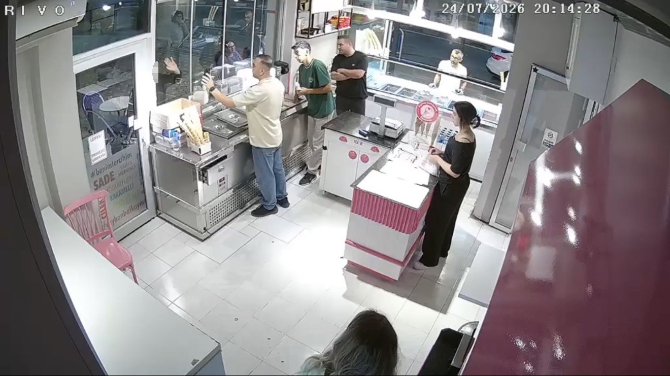 once cep telefonundaki kisiye el salladi sonra tabancayla dondurmaciyi oldurdu 0 yH78T1QO