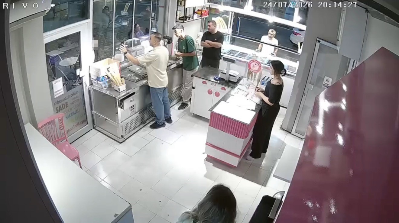 once cep telefonundaki kisiye el salladi sonra tabancayla dondurmaciyi oldurdu 1