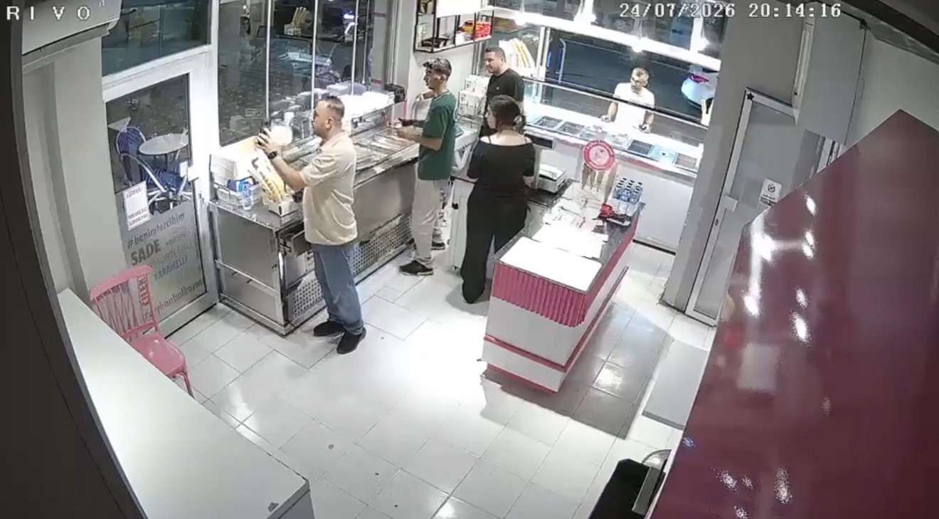 once cep telefonundaki kisiye el salladi sonra tabancayla dondurmaciyi oldurdu 2 SwEX2qeN