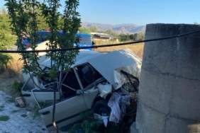 once-cop-konteynerine-ardindan-duvara-carpti-otomobil-hurdaya-dondu-surucu-yaralandi-pUrLhKDp.jpg