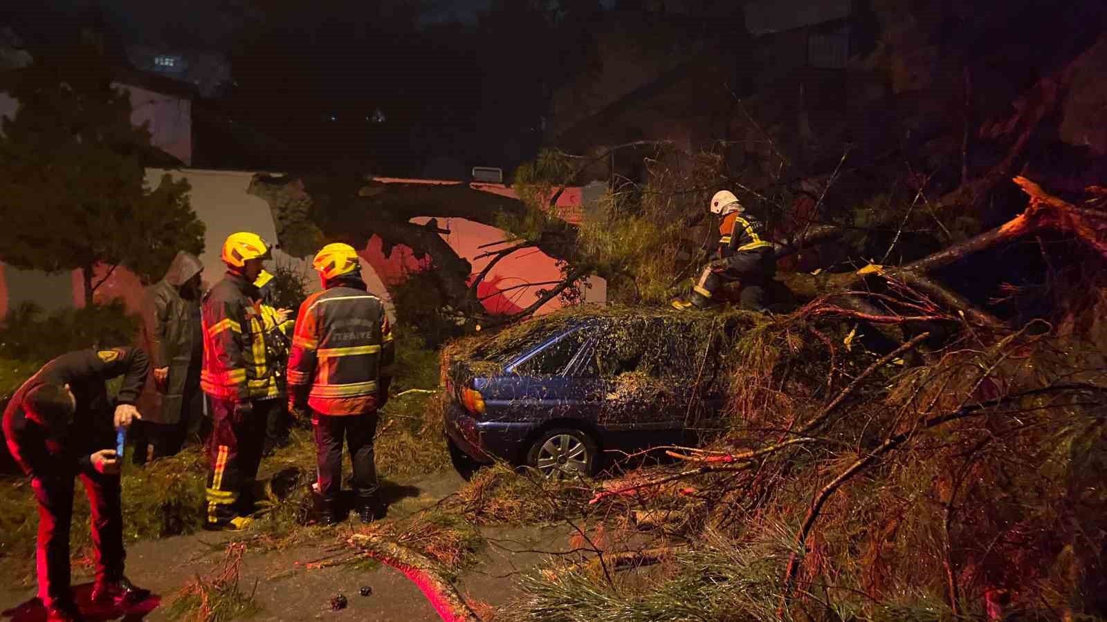 once duvari yikti sonra otomobilin uzerine devrildi 2 yarali 0 TaUdWcPp