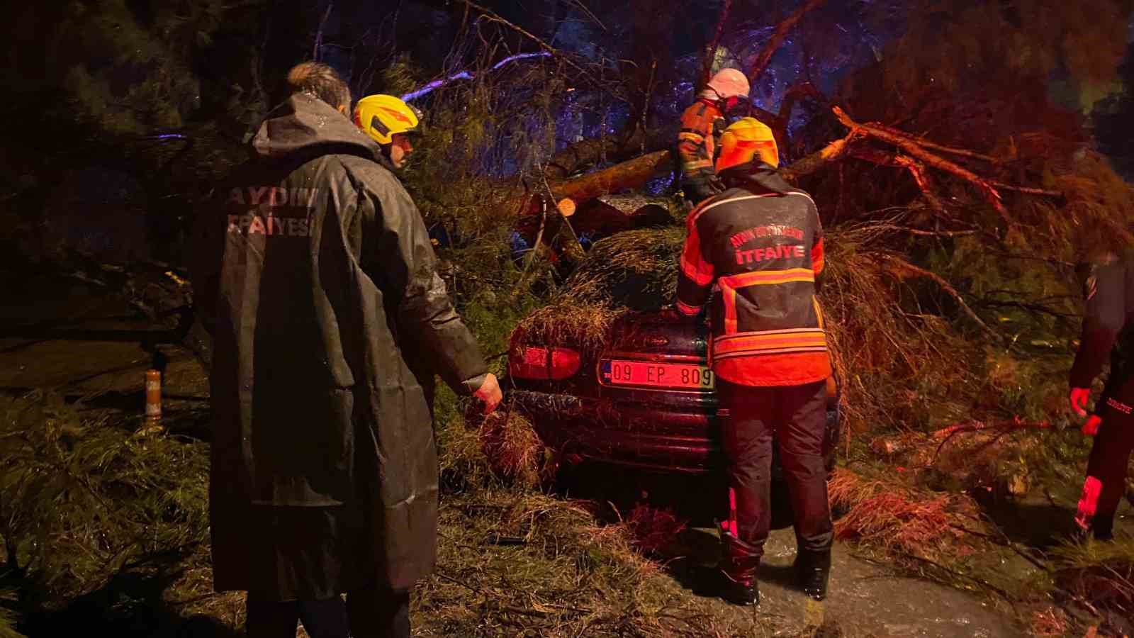 once duvari yikti sonra otomobilin uzerine devrildi 2 yarali 1 zFyZIGJ5