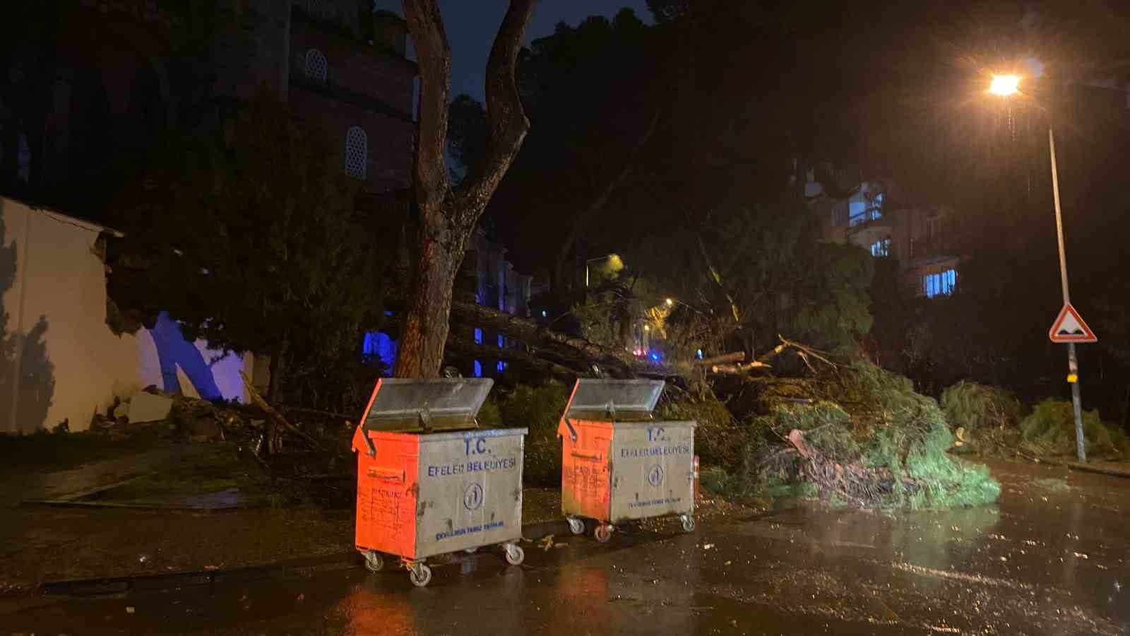 once duvari yikti sonra otomobilin uzerine devrildi 2 yarali 3 ZpZg73pA