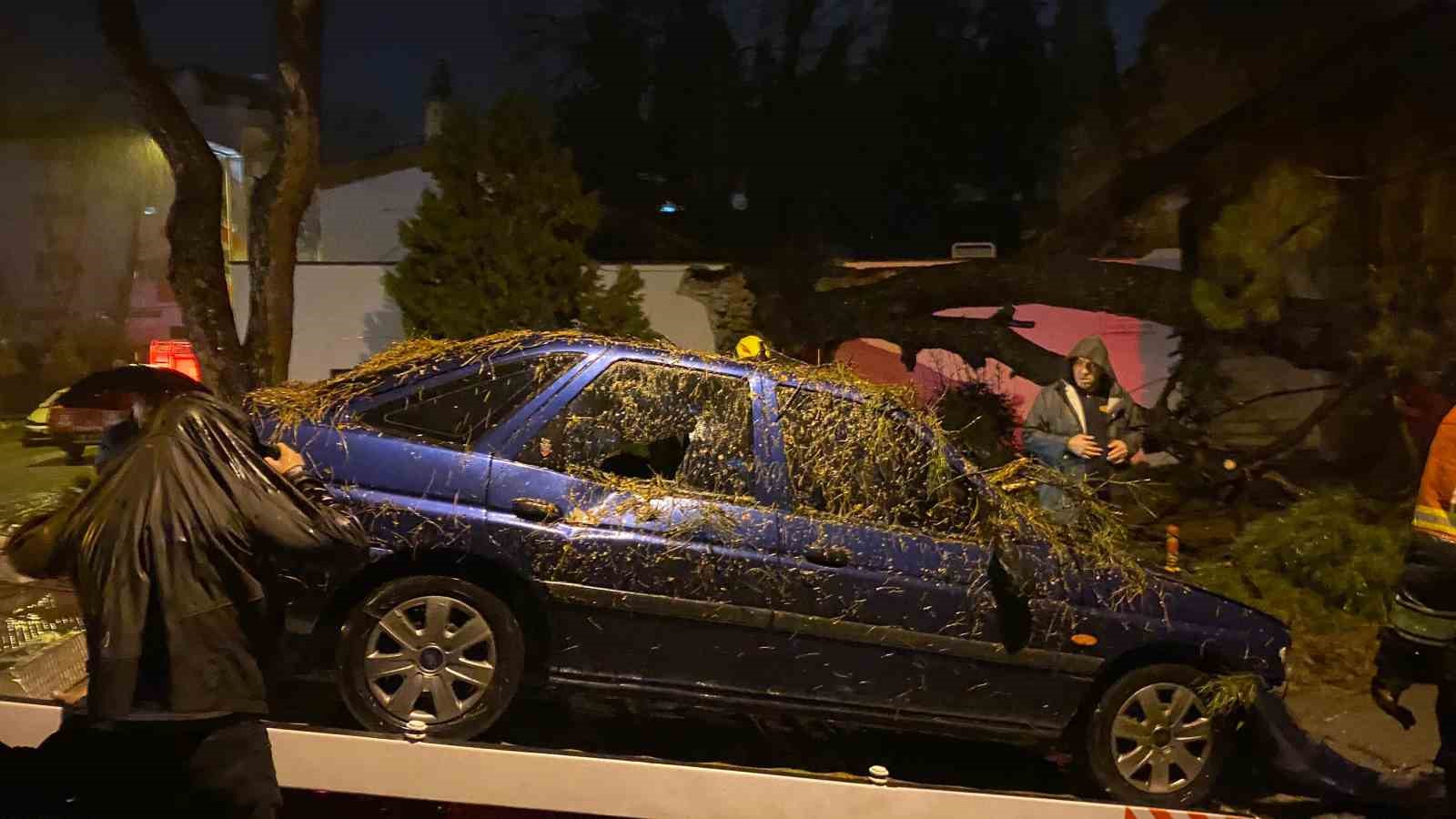 once duvari yikti sonra otomobilin uzerine devrildi 2 yarali 5 lhU9sOkJ