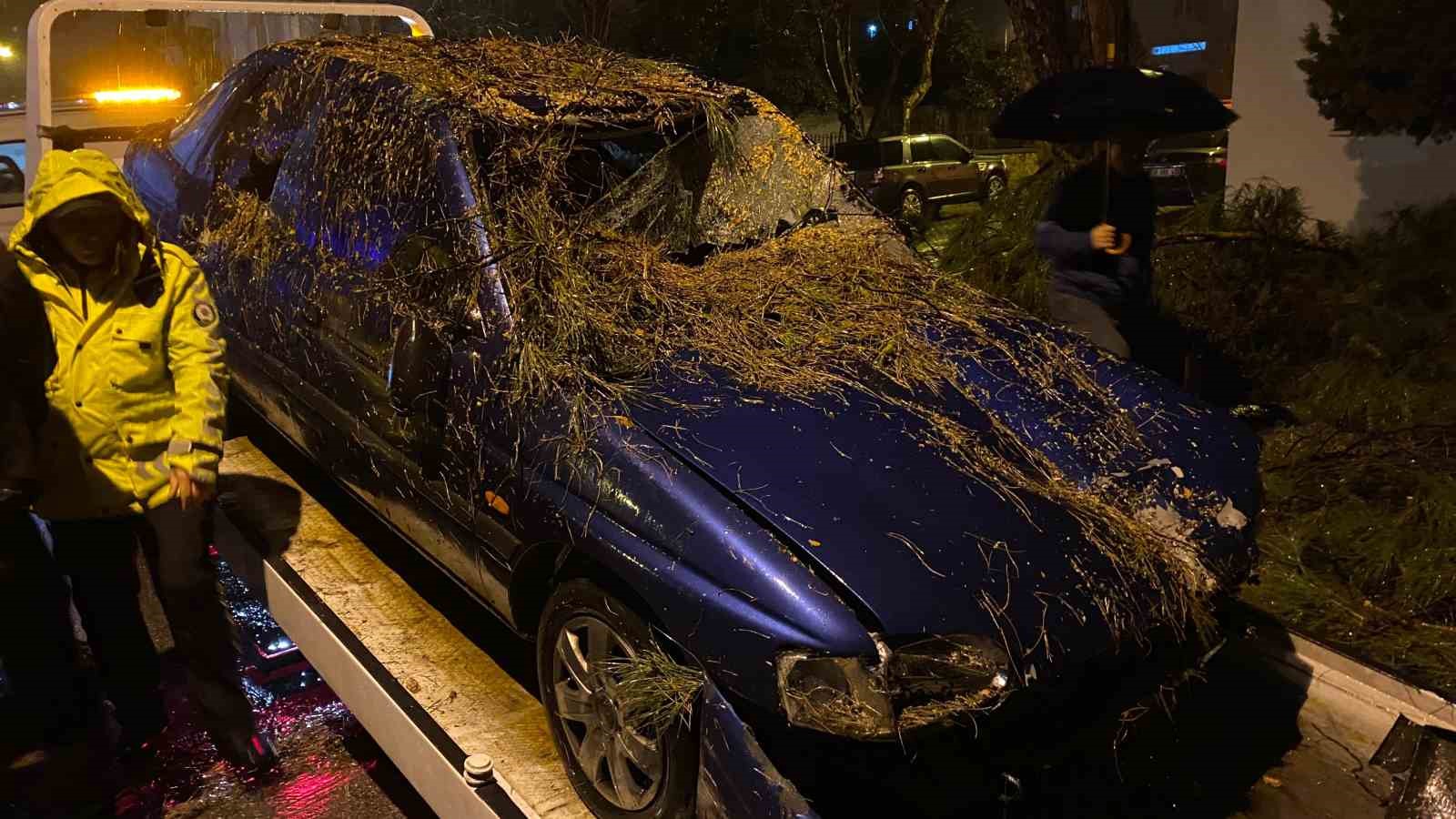 once duvari yikti sonra otomobilin uzerine devrildi 2 yarali 6 TQrylB4h