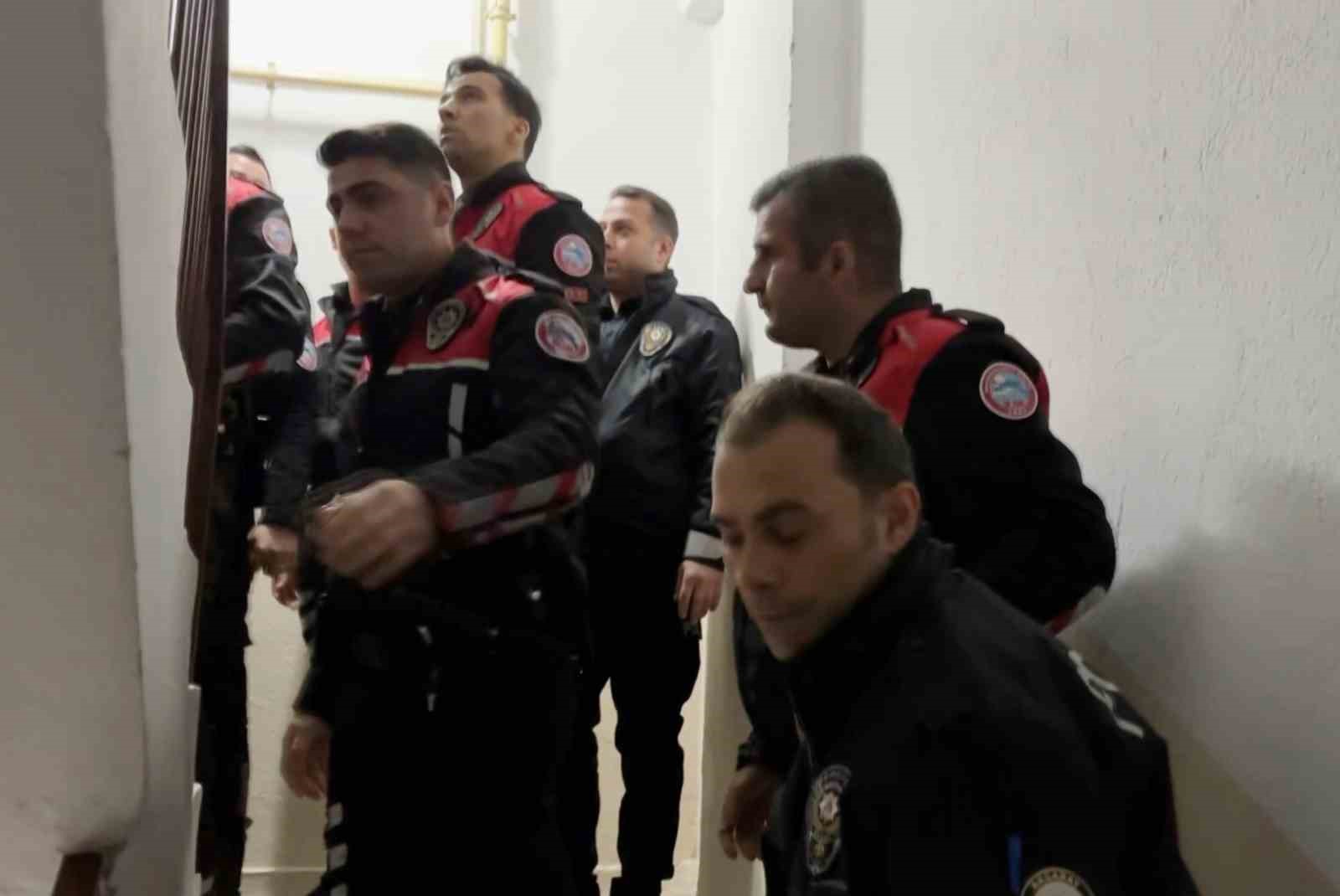 once eski esini ve kuzenini ardindan kendini vurdu 3 olu 4 3aThvSR2