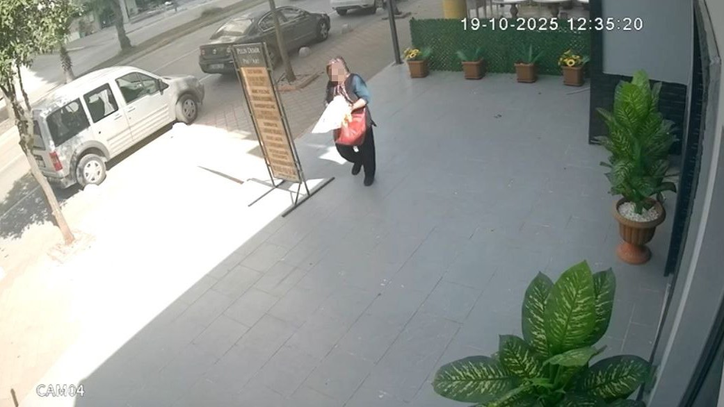 once is yerini kontrol etti sonra yapay cicekleri caldi 1