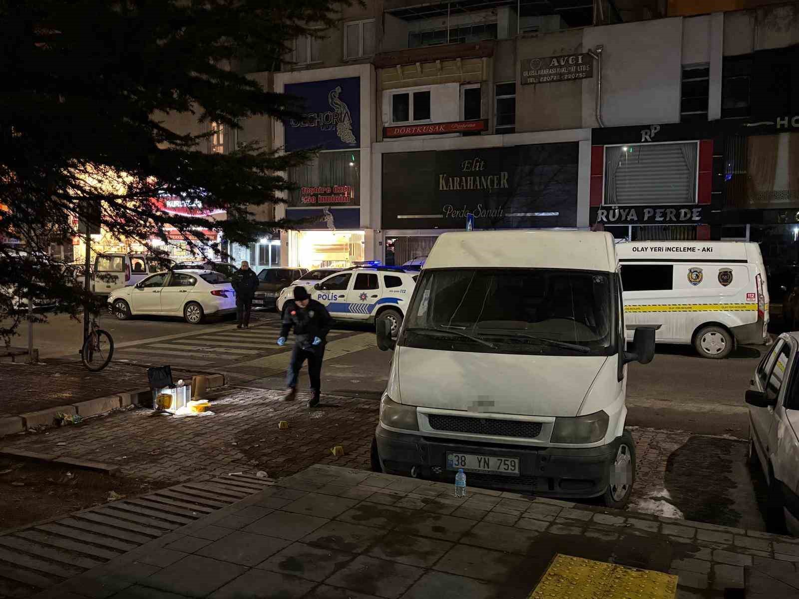 once kiyafetlerine laf etti sonra bicakladi 3 yarali 1 4VUK2HQU