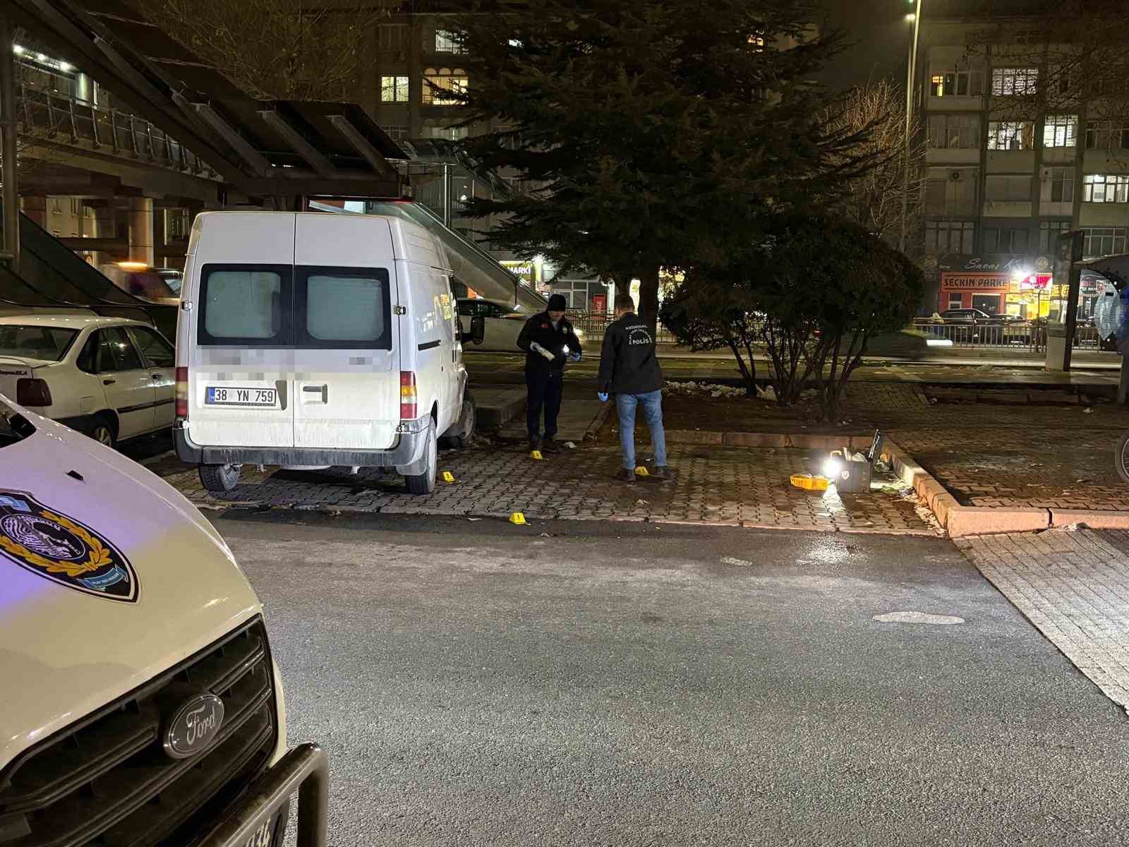 once kiyafetlerine laf etti sonra bicakladi 3 yarali 2 jkQm9MPf