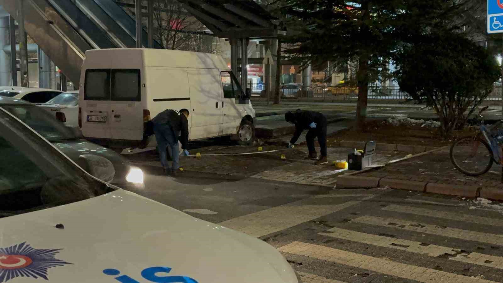 once kiyafetlerine laf etti sonra bicakladi 3 yarali 3 f7ydOMYi