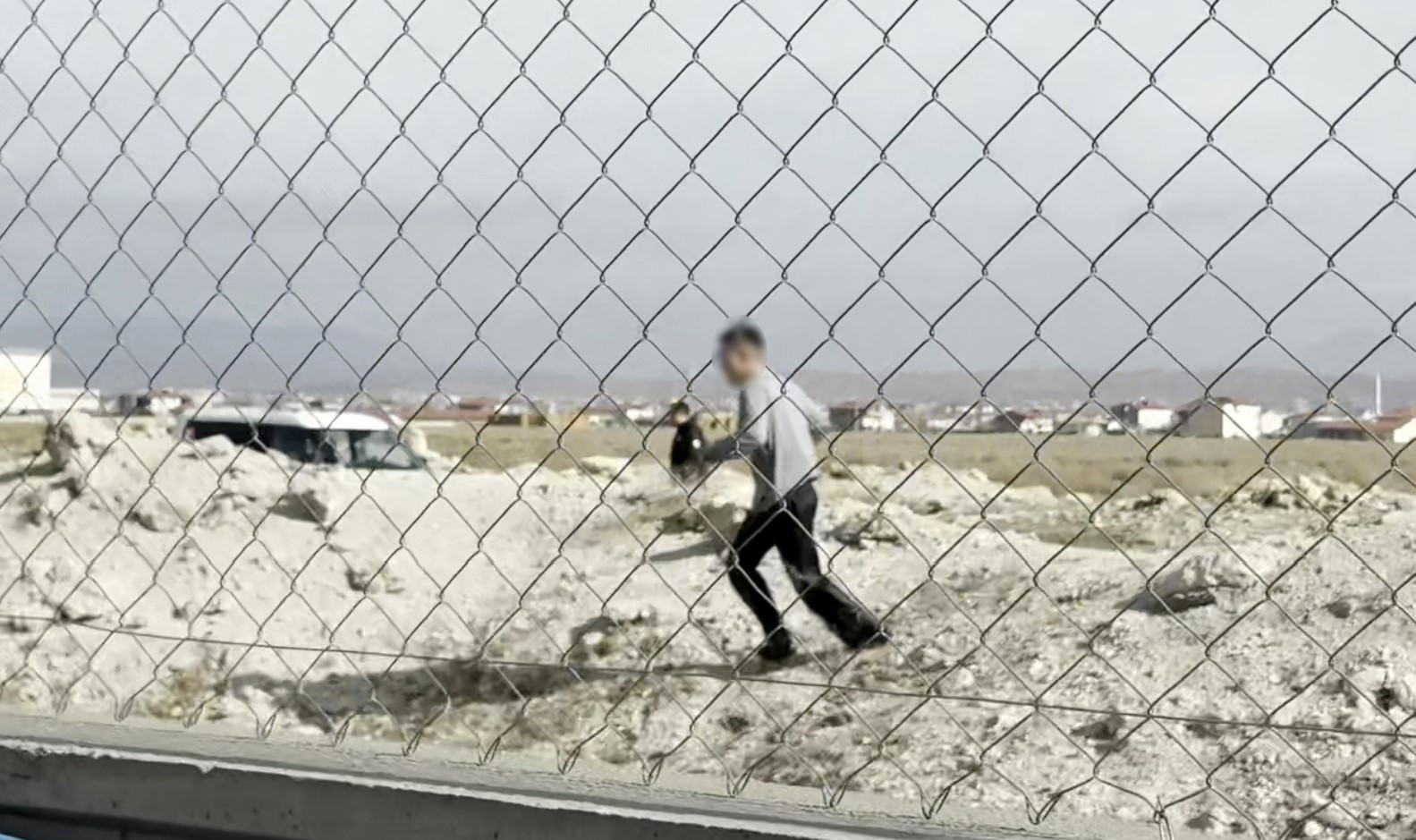 Önce motosikletiyle sonra yaya olarak kaçtı ama yakalanmaktan kurtulamadı 4 once motosikletiyle sonra yaya olarak kacti ama yakalanmaktan kurtulamadi 0 i9PaA9pt