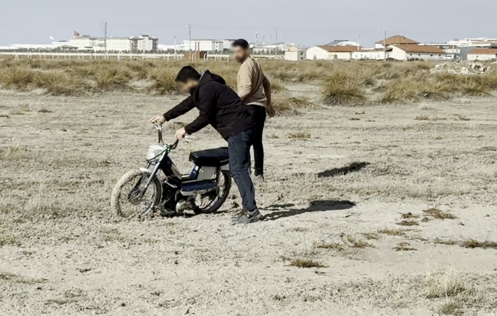 Önce motosikletiyle sonra yaya olarak kaçtı ama yakalanmaktan kurtulamadı 5 once motosikletiyle sonra yaya olarak kacti ama yakalanmaktan kurtulamadi 1 jPmAkGCv